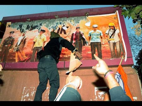 అమీర్‌ఖాన్ 'పీకే' చిత్రంలో ఆ సీన్స్ తొలగించండి: ముస్లీం మతపెద్దలు