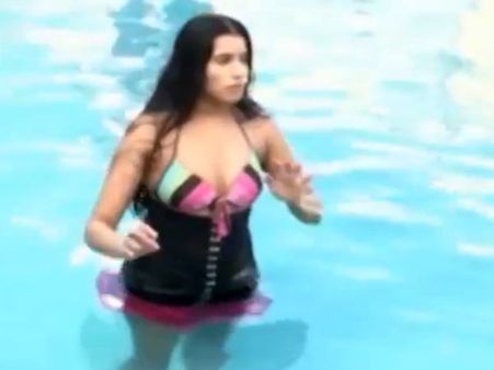 యాడ్ కోసం స్విమ్మింగ్ పూల్‌లో హాండ్‌సమ్‌తో మోడల్ హాట్‍‌గా...