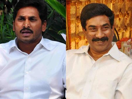 సారీ చెప్పండి: ఆంధ్రజ్యోతి రాధాకృష్ణకు జగన్ నోటీసు, కొడాలి నానికి షాక్