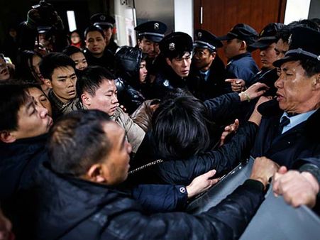 న్యూ ఇయర్ వేడుకల్లో తొక్కిసలాట: 35 మంది మృతి