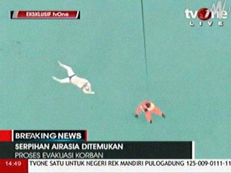 ఎయిర్ ఏషియా: లైఫ్ జాకెట్‌తో మృతదేహం, అనుమానాలు