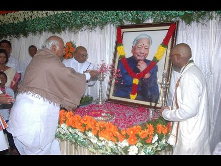 ‘కాకా’కు నివాళి: ఆపద్బాంధవుడన్న ఖర్గే(పిక్చర్స్)