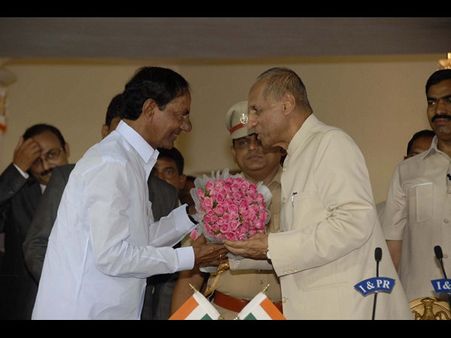 ఇద్దరు సీఎంలను కూర్చోబెడతా: గవర్నర్‌తో కేసీఆర్ ఏకాంతంగా