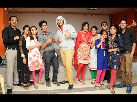 కాలేజీల్లో అమ్మాయిల న్యూఇయర్ జోష్ (పిక్చర్స్)