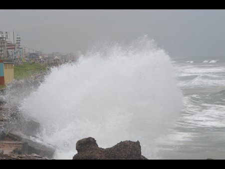అలజడి: ఉత్తరాంధ్రలో ముందుకొచ్చిన సముద్రం