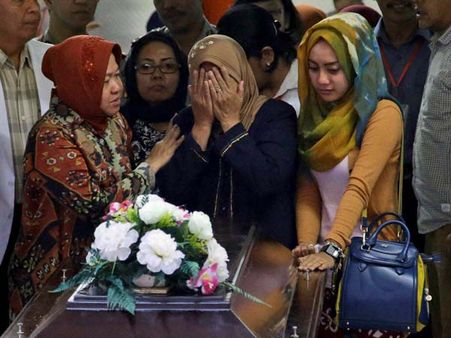 ఎయిర్ ఆసియా ఫ్లైట్ క్రాష్: మరో ఏడు శవాల వెలికితీత