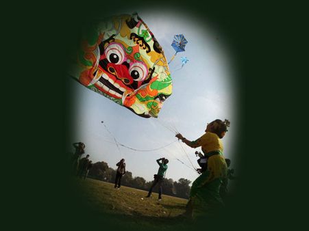 ప్రాణం తీసిన గాలిపటం: విద్యుత్ షాక్‌తో ముగ్గురు చిన్నారుల మృతి