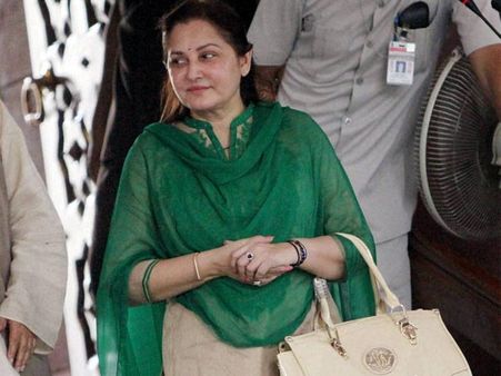 చిత్రం: హరీష్ రావు జయప్రదనే గుర్తు పట్టలేదట..