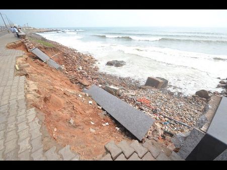 అలల దాడి: ఆగని కోస్తాంధ్ర తీరం కోత (పిక్చర్స్)