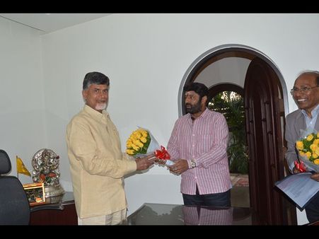 చంద్రబాబుకు చెక్కిచ్చిన బాలకృష్ణ, రాంజెఠ్మలానీ భేటీ(పిక్చర్స్)