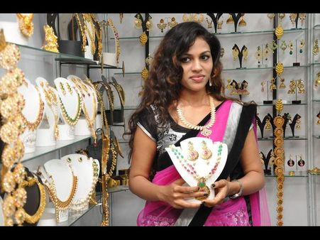 నేషనల్ సిల్క్ ఎక్స్‌పో: సందడి చేసిన నటి చైత్ర(పిక్చర్స్)