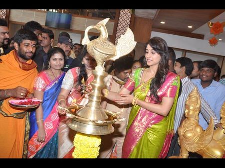 నగరంలో సందడి చేసిన రెజీనా: అభిమానుల కేరింత(పిక్చర్స్)