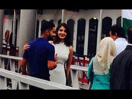 అందరిముందే అనుష్కతో కోహ్లీ: 'పీకే'పై... (పిక్చర్స్)