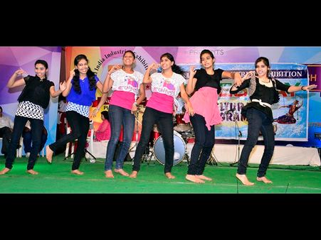 నుమాయిష్: యువతుల నృత్యాలు, సందడి(పిక్చర్స్)