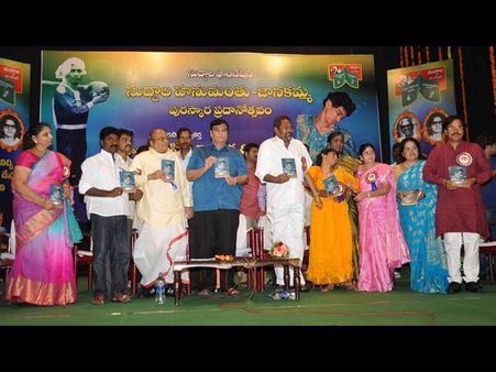 సిరిసిల్ల రాజేశ్వరి గ్రేట్, కాళ్లతో కవిత్వం: సుద్దాల అవార్డు (పిక్చర్స్)