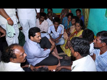 పెనుకొండ: బాధితులకు జగన్ పరామర్శ(పిక్చర్స్)