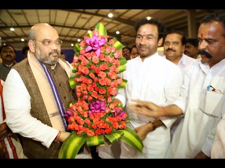టీపై షా అసంతృప్తి: కృష్ణంరాజు పర్సు చోరీ(పిక్చర్స్)