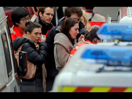 ఫోటోలు రిలీజ్: ఫ్యారిస్‌లో భయంభయంగా, చూసిన ప్రధాని(పిక్చర్స్)