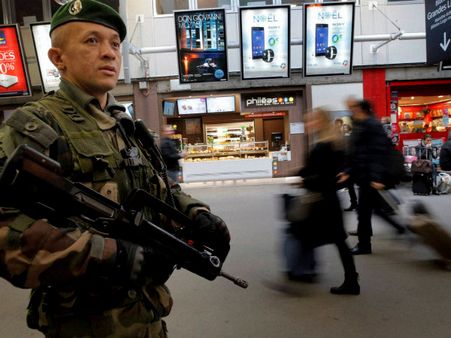 కలకలం: ప్యారిస్‌లో మళ్లీ కాల్పులు, మహిళా పోలీస్ మృతి, మరోచోట పేలుడు