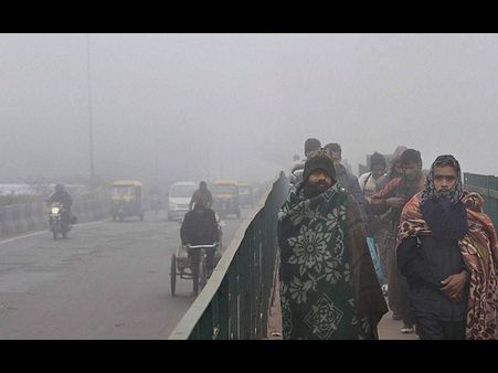 ఢిల్లీలో పొగమంచు: 118 ప్యాసింజర్ రైళ్లు రద్దు (ఫోటోలు)