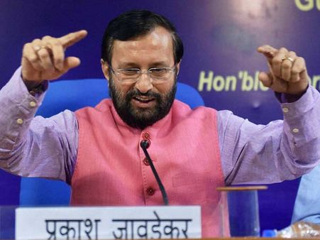 మెట్రో రైలులో ఆఫీసుకు వచ్చిన ప్రకాష్ జవదేకర్