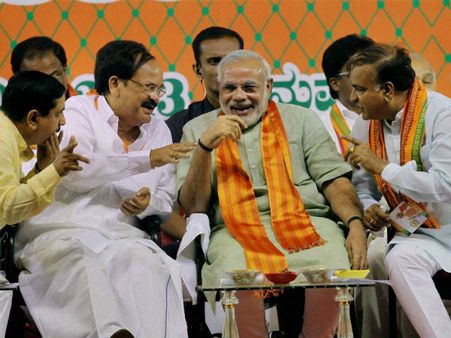 నక్సల్స్‌లో చేరిపో: కేజ్రివాల్‌పై మోడీ ఫైర్, వెంకయ్యకు ప్రశంస