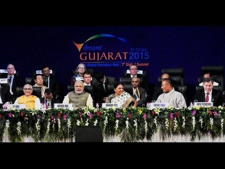 గుజరాత్‌లో లక్ష కోట్ల పెట్టుబడులు: అంబానీ, మోడీని ఆకాశానికెత్తిన బిర్లా(ఫోటోలు)