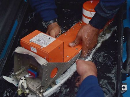 ఎయిర్ ఏషియా డేటా రికార్డ్: సముద్రాన్ని ఢీకొట్టి, పేలిపోయింది!