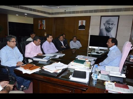 నెలలో చెప్పండి: మెట్రో విస్తరణపై ఎల్ & టీకి కేసీఆర్