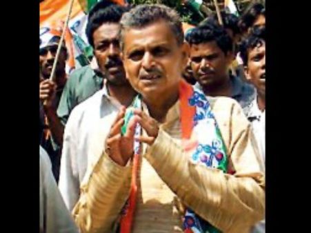 స్త్రీలు జాకెట్లు చించుకుని లైంగిక దాడి అంటారు: లెఫ్ట్‌పై టిఎంసి నేత