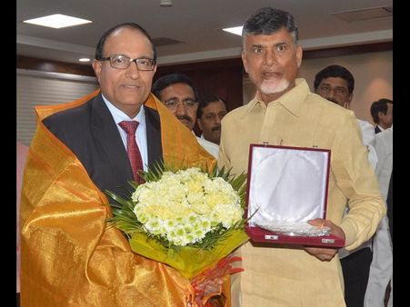 సింగపూర్ మంత్రి కోసం దిగొచ్చిన బాబు(పిక్చర్స్)