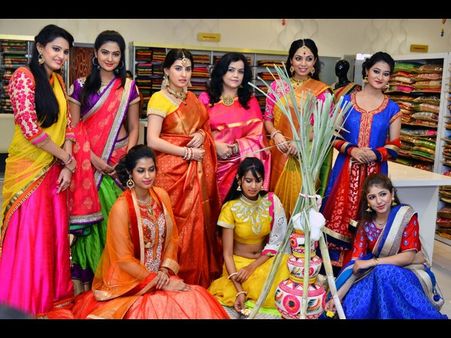 చీర, ఓణీల్లో మెరిసిన సినీ తార, మోడళ్లు(పిక్చర్స్)