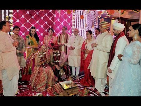 సిన్హా కుమారుడి పెళ్లి: మోడీ, ప్రముఖులు(పిక్చర్స్)