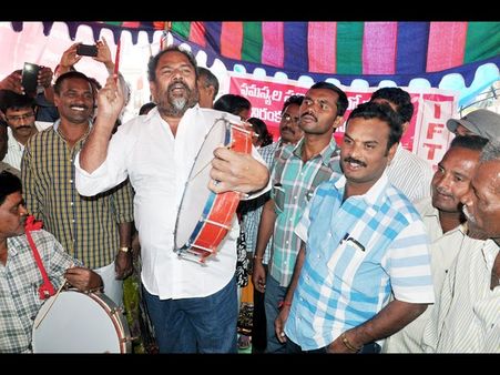 సమస్యలపై స్పందించరా?: నారాయణమూర్తి(పిక్చర్స్)