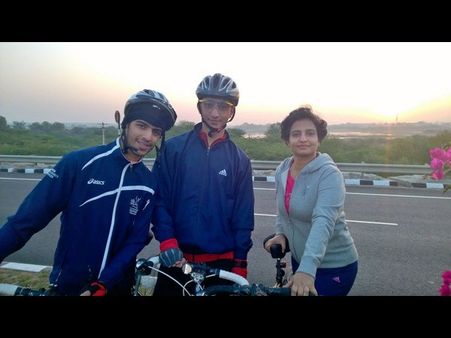 సైకిల్‌పై 8గం.ల్లో ఐపీఎస్ ఫ్యామిలీ హైద్రాబాద్-ఇందూర్, భార్య కూడా