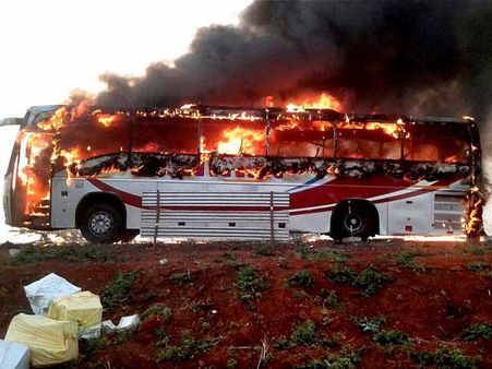 వోల్వో బస్సులో మంటలు: బస్సును వెంబడించి డ్రైవర్‌ను అప్రమత్తం