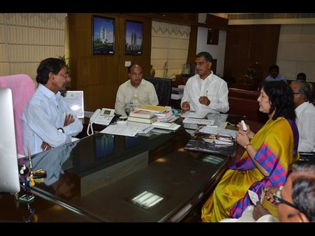 సిఎం కెసిఆర్‌ను కలిసిన గీతారెడ్డి (పిక్చర్స్)