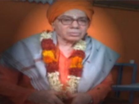 ఒంటికి నిప్పంటించుకుని స్వామీజీని కౌగిలించుకున్న మహిళ: మృతి