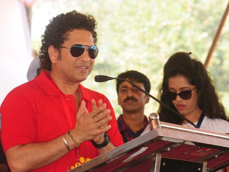 మలయాళంతో కేరళను ఫ్లాట్ చేసి, పరుగెత్తించిన సచిన్! (పిక్చర్స్)