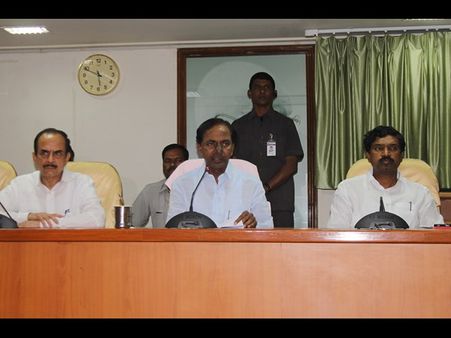 ఫ్లూపై సమరం: రాజయ్యకు కేసీఆర్ క్లాస్! (పిక్చర్స్)