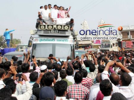  వీరిని కూడా పరామర్శించాలని డిమాండ్: షర్మిలకు తెలంగాణ షాక్