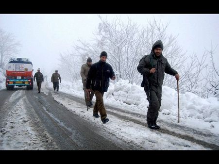 జమ్మూలో భారీగా మంచు, భూమి మీదే స్వర్గం (ఫోటోలు)