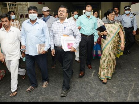 రాజయ్య కోసం వెయిటింగ్, నివ్వెరపోయారు (పిక్చర్స్)