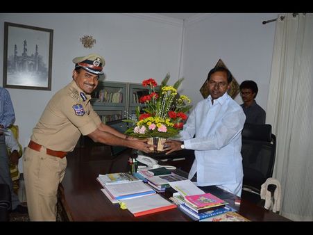 అక్రమాలపై కెసిఆర్ సీరియస్: ముగ్గురి తొలగింపు, సివికి కంగ్రాట్స్(పిక్చర్స్)