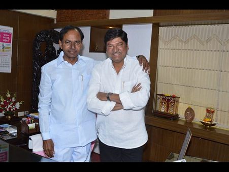 రాజేంద్రప్రసాద్ ఫిలిమ్స్ చూస్తానన్న కేసీఆర్ (పిక్చర్స్)