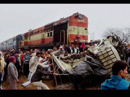 వాహనాన్ని ఢీకొన్న రైలు: 12 మంది బలి, ఒకే కుటుంబం