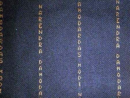 ప్రధాని మోడీ ధరించిన కోటుపై ఆయన పేరు (ఫోటో)