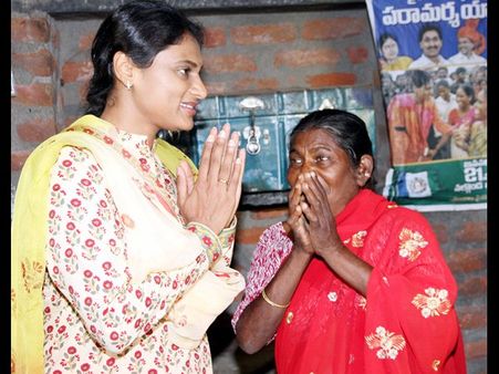 6రోజులు 30 కుటుంబాలు: షర్మిలను చూసి ఏడ్చారు, చేదు(పిక్చర్స్)