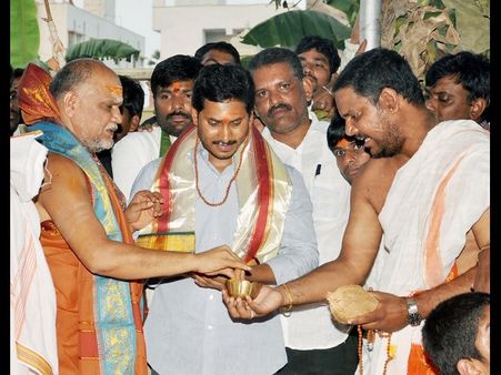 స్వరూపానంద సరస్వతితో జగన్:ఆంతర్యం?(ఫోటోలు)