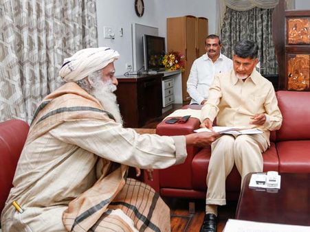 ఏపి మంత్రులకు జగ్గీవాసుదేవ్ యోగా క్లాసులు: మెరుగు కోసమన్న బాబు